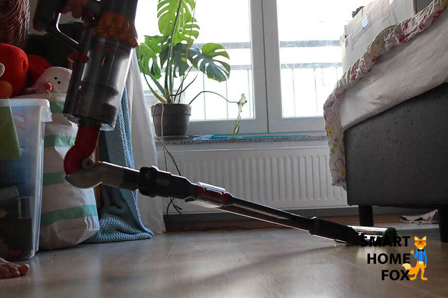 Пылесосить под кроватью или рядом